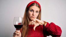 Από ποια σοβαρή νόσο κινδυνεύουν λιγότερο οι γυναίκες που λένε «όχι» στο αλκοόλ
