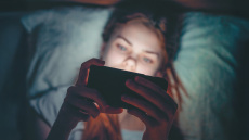 Εθισμός στο Διαδίκτυο: Χωρίς social media μέχρι τα 15 - TikTok και Instagram μόνο με... γονική άδεια