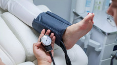 Υπέρταση: Ξεχάστε τη μέτρηση της πίεσης στο χέρι – Νέα μέθοδος στοχεύει στα… πόδια και είναι πιο ακριβής
