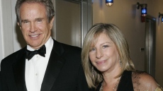 Μπάρμπρα Στρέιζαντ για Γουόρεν Μπίτι: «Ξάπλωσα στο κρεβάτι του αλλά δεν θυμάμαι τι έγινε»