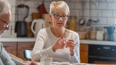 Το αγαπημένο ρόφημα που μπορεί να αλληλεπιδράσει με τα φάρμακα – Τι να προσέξουμε