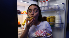 Τι είναι η συναισθηματική πείνα που μας παχαίνει - Ένας ειδικός εξηγεί