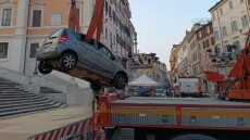 Ρώμη: 81χρονος «κατέβηκε» με το ΙΧ του τα σκαλιά της Πιάτσα ντι Σπάνια