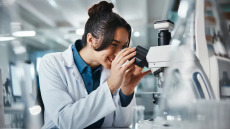 Kαρκίνος ωοθηκών: Νέο θεραπευτικό σχήμα επιμηκύνει τη ζωή των ασθενών
