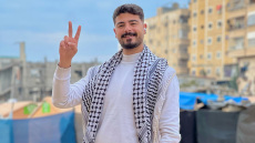 Ένας καλλιτέχνης από τη Γάζα προσφέρει ελπίδα και χαμόγελα μέσα από τα χαλάσματα