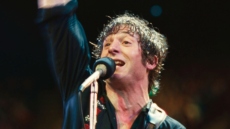 Ο Τζέρεμι Άλεν Γουάιτ μεταμορφώνεται σε Μπρους Σπρίνγκστιν στο τρέιλερ του «Deliver Me From Nowhere»