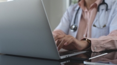 Τέρμα στις επισκέψεις στο γιατρό με τις εξετάσεις ανά χείρας – Τι έχει αλλάξει