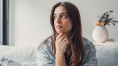 Οι 3 συνήθειες που μας γερνούν ήδη από τα 35 μας