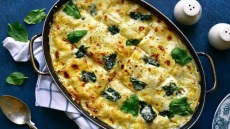 Λαζάνια με μπεσαμέλ και καλοκαιρινά χόρτα