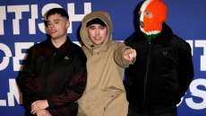 Ένας ράπερ του βορειοϊρλανδικού συγκροτήματος Kneecap δικάζεται στη Βρετανία για υποστήριξη της Χεζμπολάχ