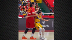 Ζανγκ Ζίου: Ο θηλυκός γίγαντας της Κίνας βλέπει τον κόσμο από τα 226 εκατοστά και «τρομοκρατεί» το παγκόσμιο μπάσκετ - Δείτε βίντεο