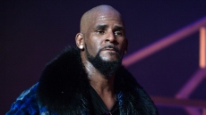 R. Kelly: Η οικογένεια της εξαφανισμένης αρραβωνιαστικιάς του αντιδρά στην προσπάθεια των δικηγόρων του να λάβει προεδρική χάρη