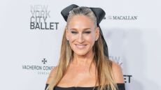 Η Σάρα Τζέσικα Πάρκερ υπερασπίζεται τον ρόλο της στο «Sex and the City»: «Αν η Κάρι ήταν τέλεια, δεν θα υπήρχε σειρά»