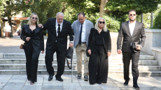 Σε λαϊκό προσκύνημα η σορός του Πετρολούκα Χαλκιά στη Μητρόπολη Αθηνών - Στον Ναό ο γιος και η κόρη του
