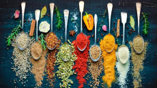 Τρία μπαχαρικά που αλληλεπιδρούν με φάρμακα – Τι να προσέξουμε για να μην αρρωστήσουμε