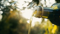 Είναι το αγουρέλαιο το πολυτιμότερο ελαιόλαδο; Πώς και πού το χρησιμοποιούμε;