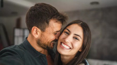 Τι κάνει τις σχέσεις να κρατάνε στο χρόνο; Οι επιστήμονες αποκαλύπτουν την «σκληρή» αλήθεια
