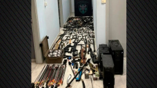 Εντοπίστηκε οπλοστάσιο σε σπίτι στα Χανιά: 42χρονος έκρυβε 107 τσεκούρια, 177 μαχαίρια, 24 ματσέτες, αεροβόλα, μέχρι και… ακόντιο