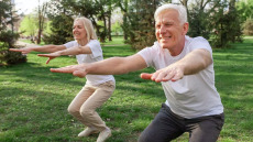 Γιατί χάνουμε την ισορροπία μας μετά τα 50 – Η προπόνηση που σώζει και πρέπει να γίνει πριν τα 65
