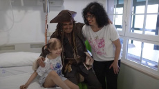 Ο Τζόνι Ντεπ «μεταμορφώθηκε» ξανά σε Τζακ Σπάροου και επισκέφτηκε παιδιατρικό νοσοκομείο στην Ισπανία