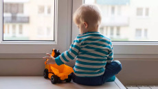 Αναδοχή – Υιοθεσία: Πόσα παιδιά περιμένουν στα ιδρύματα για μια νέα στέγη – Οι σκληροί αριθμοί