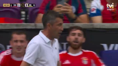 «Χοντρό» επεισόδιο του Τούρκου Κοτσκού με τον προπονητή της Μπενφίκα ο οποίος... τόλμησε να τον κάνει αλλαγή - Βίντεο 
