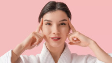 Αντιγήρανση: Τι προσφέρει η face yoga και γιατί θεωρείται ελιξίριο νεότητας