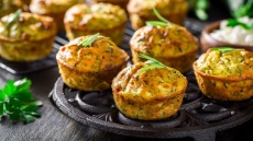 Αλμυρά muffin πουρέ με φέτα και μυρωδικά