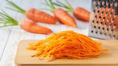 Η viral «σαλάτα περιποίησης δέρματος» για έξτρα ρετινόλη