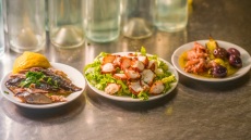 Τσίπουρο στον Βόλο: Άγραφοι κανόνες, τελετουργία και μεζέδες