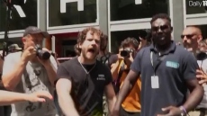 Η στιγμή που υπάλληλος ξενοδοχείου επιτίθεται σε διαδηλωτές που διαμαρτύρονταν κατά του υπερτουρισμού στη Βαρκελώνη - Δείτε βίντεο