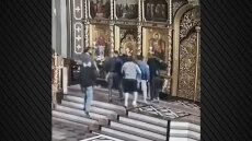 Άγρια επεισόδια σε καθεδρικό ναό στην Ουκρανία - Ομάδα 50 ατόμων επιτέθηκε σε ιερείς και πιστούς, δείτε βίντεο