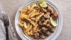 Η συνταγή της ημέρας. Χοιρινή τηγανιά με τηγανητές πατάτες. Το μενού της εβδομάδας (23/6 έως 29/6)