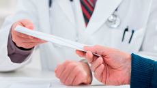 «Δώσε 3.000 αλλιώς δεν τη βάζω στο χειρουργείο» - Οι εκβιασμοί και τα... καφεδάκια του γιατρού με το φακελάκι στο Ιπποκράτειο
