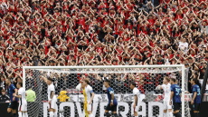 Ποδοσφαιρικός πολιτισμός από τους Ιάπωνες - Οι παίκτες της Ουράβα υποκλίθηκαν στον κόσμο τους μετά τον αποκλεισμό στο Παγκόσμιο Κύπελλο Συλλόγων - Βίντεο 