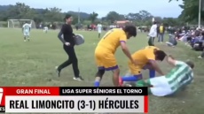 Απίστευτο περιστατικό στη Βολιβία: Βοήθησαν τραυματία να βγει από το γήπεδο και τον πέταξαν σαν... σακί - Βίντεο
