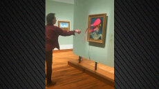 Ακτιβιστής για το κλίμα έριξε ροζ μπογιά σε πίνακα του Πικάσο σε Μουσείο του Μόντρεαλ - Δείτε βίντεο