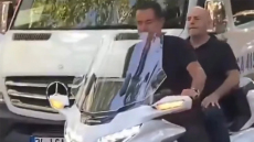 O Ατζούν Ιλιτζαλί με τον Γιάννη Αλαφούζο σε μοτοσικλέτα στην Κωνσταντινούπολη
