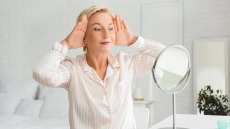 Εμμηνόπαυση: 10′ face yoga την ημέρα ανανεώνουν το πρόσωπο στην κλιμακτήριο – Δείτε βίντεο