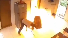 Ινδία: Διαρροή φιάλης υγραερίου προκαλεί τεράστια έκρηξη μέσα σε σπίτι - Δείτε το βίντεο που έγινε viral