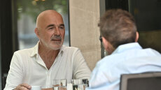 Ο Στάθης Λιβαθινός στον Δανίκα: «Για τη σκληρότητα του κόσμου θα μιλήσω  με Σαίξπηρ, όχι με Γάζα»