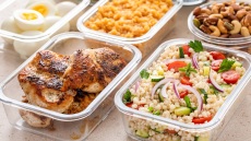 Τι ώρα πρέπει να τρώμε μεσημεριανό