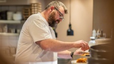 Striggla: Η γαστροταβέρνα στα Βόρεια Προάστια με τη νόστιμη ελληνική κουζίνα του Θωμά Μάτσα