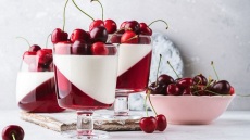 Ανάλαφρη πανακότα με ζελέ κεράσι