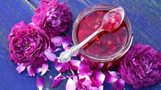 Το τριαντάφυλλο της γιαγιάς: Ροδόσταγμα, λουκούμι, λικέρ και άλλα αρώματα παράδοσης