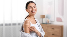 Εμβόλια: Πόση σημασία έχει σε ποιο χέρι γίνεται η αναμνηστική δόση; Νέα έρευνα απαντά