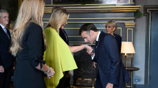 Ο άνετος Τραμπ, ο Μακρόν που έφθασε αγκαζέ με την Μπριζίτ και η λαμπερή βασίλισσα Μάξιμα - Το βασιλικό δείπνο σε εικόνες
