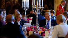 Στη σκιά του «θριαμβευτή» Τραμπ η Σύνοδος του ΝΑΤΟ - Το δείπνο στο παλάτι, το κοστούμι του Ζελένσκι και το χειροφίλημα του Μακρόν