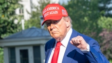 Νίκη Τραμπ στο Ανώτατο Δικαστήριο – Δεν θα μπλοκάρουν τις προεδρικές αποφάσεις τα κατώτερα δικαστήρια
