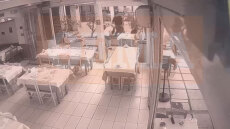 Βίντεο ντοκουμέντο από τη στιγμή που αστυνομικοί αφοπλίζουν τον Ισπανό που εισέβαλε με σπαθί σε ταβέρνα της Θεσσαλονίκης